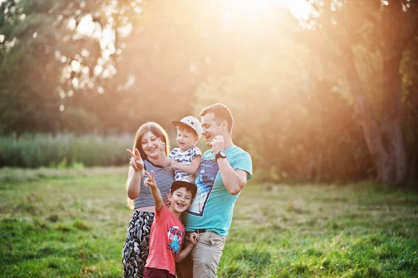 Glückliche Junge Familie Mutter Vater Zwei Kinder Sohn Mit Spaß — Stockfoto