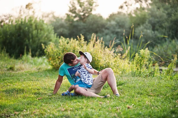 Lycklig Ung Familj Far Med Son Naturen Kul — Stockfoto