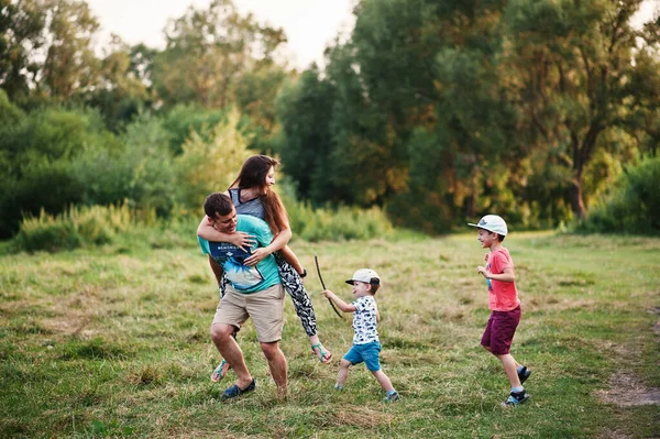 Glückliche Junge Familie Mutter Vater Zwei Kinder Sohn Mit Spaß — Stockfoto