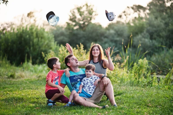 Mutlu Genç Aile Anne Baba Iki Çocuk Doğada Eğleniyor — Stok fotoğraf