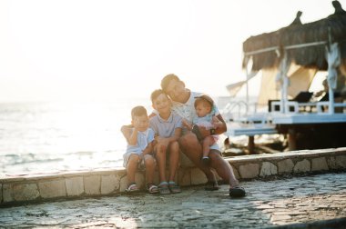 Türkiye 'de üç çocuklu babam Akdeniz' e karşı tatil yapıyor.
