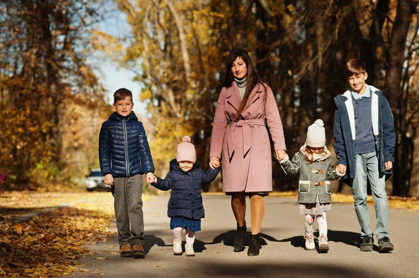 Mutter Mit Vier Kindern Herbstpark Familienspaziergang Herbstwald — Stockfoto