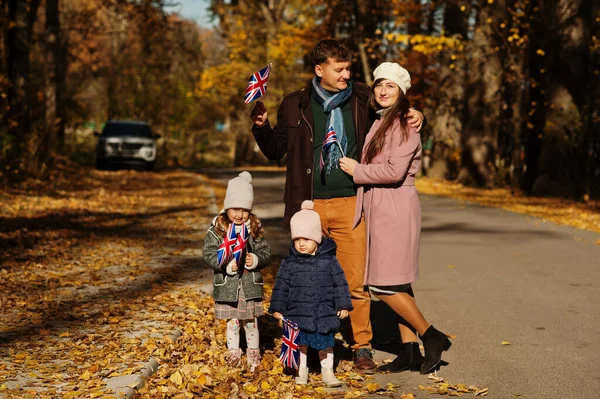Nationalfeiertag Großbritannien Familie Mit Britischen Fahnen Herbstpark Britishness Feiert Zwei — Stockfoto