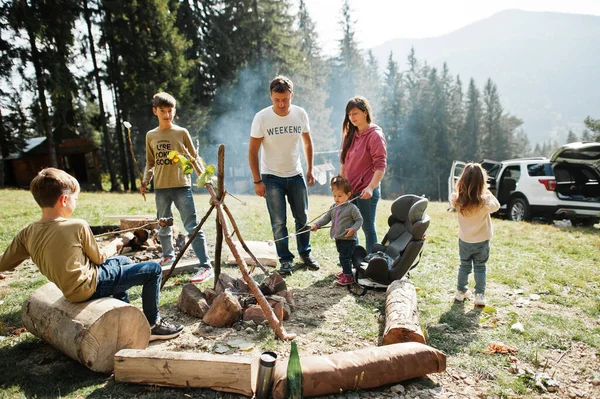 Falò Famiglia Montagna Quattro Bambini Campeggio Bbq Marshmallow Escursione Autunnale — Foto Stock