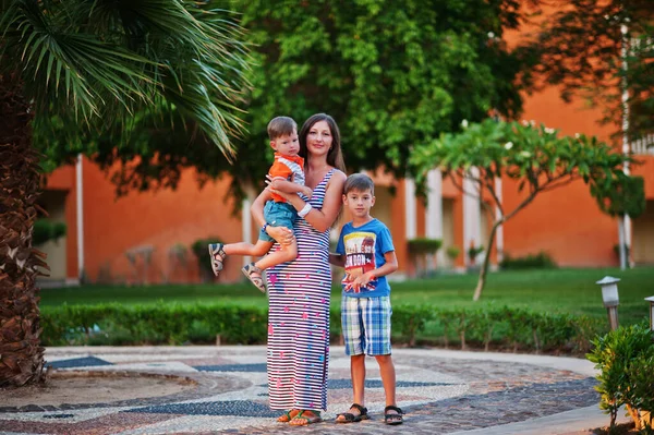 Mãe Com Dois Filhos Resort Egípcio Perto Palma Férias Familiares — Fotografia de Stock