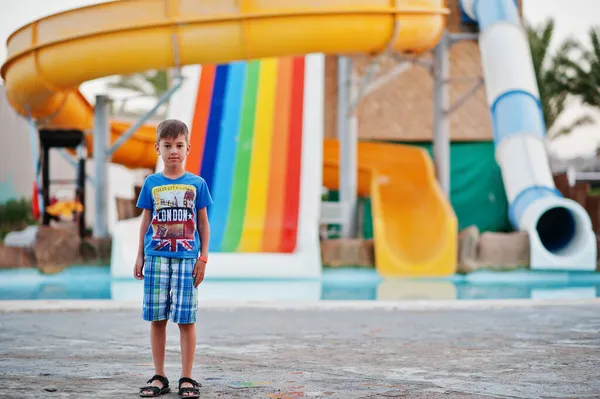 Carrinho Menino Engraçado Contra Slides Aquapark Resort Egípcio — Fotografia de Stock