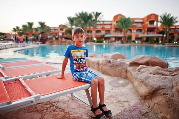 Boy Sentar Perto Piscina Resort Egípcio — Fotografia de Stock