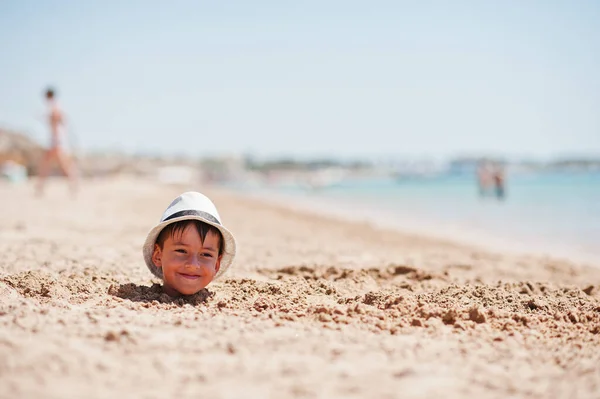 Jovem Cabeça Menino Areia Usar Chapéu Panamá Férias Engraçadas — Fotografia de Stock