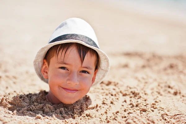 Jovem Cabeça Menino Areia Usar Chapéu Panamá Férias Engraçadas — Fotografia de Stock