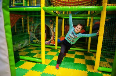 Oyun merkezinde oynayan sevimli çocuk.. 