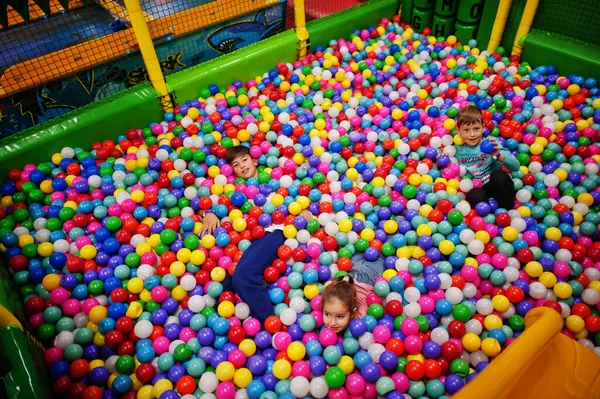 Kind Spielt Buntem Ballkasten Indoor Spielplatz Der Tagespflege Bälle Pool — Stockfoto