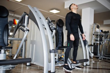 Modern spor salonunda spor yapan kaslı Arap adam spor yapıyor..