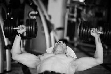 Kas yığını Arap adam modern halterlerle antrenman yapıyor. Spor yapan, çıplak gövdeli, Arap erkekler. .