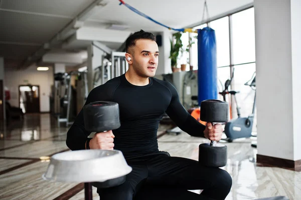 Muscular Árabe Hombre Entrenamiento Con Mancuernas Moderno Gimnasio — Foto de Stock