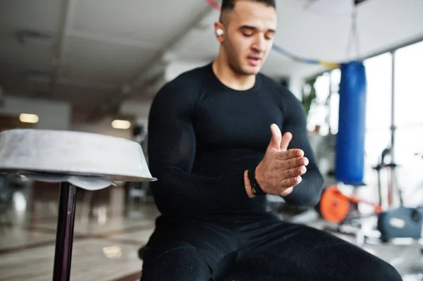Muscular Árabe Hombre Entrenamiento Moderno Gimnasio — Foto de Stock
