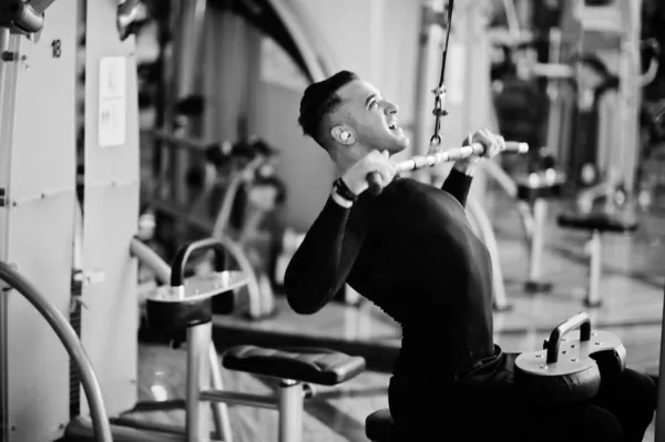 Мускулистый Араб Тренировки Делать Тренировки Тренажере Современном Тренажерном Зале — стоковое фото