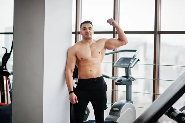 Svalnatý Arabák Moderní Tělocvičně Fitness Arabští Muži Nahým Trupem Ukázat — Stock fotografie