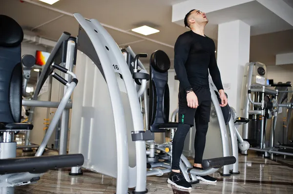 Modern spor salonunda spor yapan kaslı Arap adam spor yapıyor..