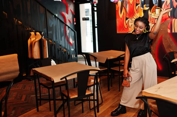 Молода Африканська Жінка Чорній Блузці Кафе — стокове фото