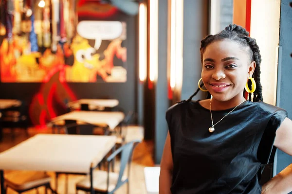 Retrato Cerca Mujer Africana Blusa Negra Cafetería — Foto de Stock