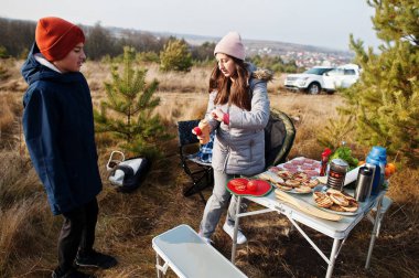 Çam ormanında bir güvertede aile barbeküsü. Izgarayla barbekü günü.