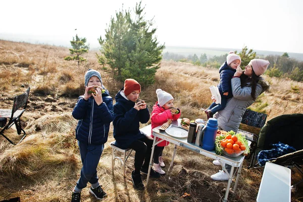 Çam ormanında bir güvertede aile barbeküsü. Izgarayla barbekü günü.