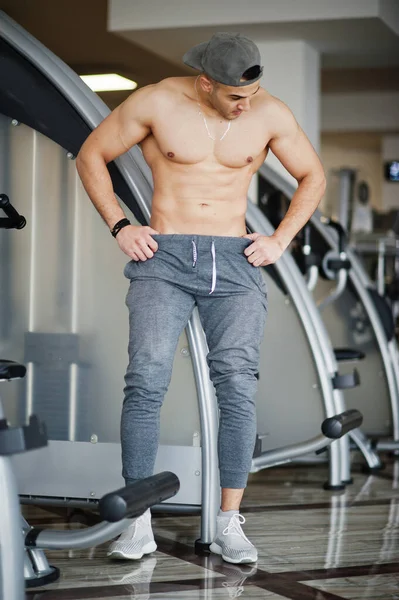 Fit Musculoso Árabe Hombre Posando Gimnasio — Foto de Stock
