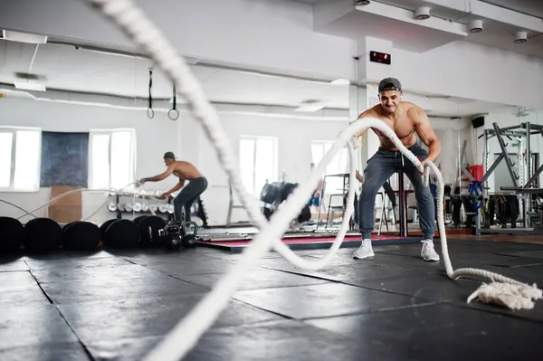 Fit Muscular Arabian Man Working Out Heavy Ropes Gym — Stock Photo, Image