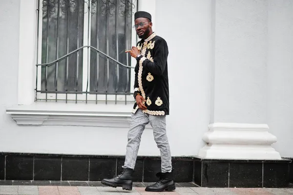 Mega Hombre Africano Con Estilo Pose Chaqueta Tradicional Chico Negro — Foto de Stock