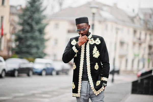 Mega Hombre Africano Con Estilo Pose Chaqueta Tradicional Chico Negro — Foto de Stock