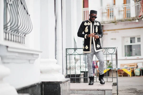 Mega Hombre Africano Con Estilo Pose Chaqueta Tradicional Chico Negro — Foto de Stock