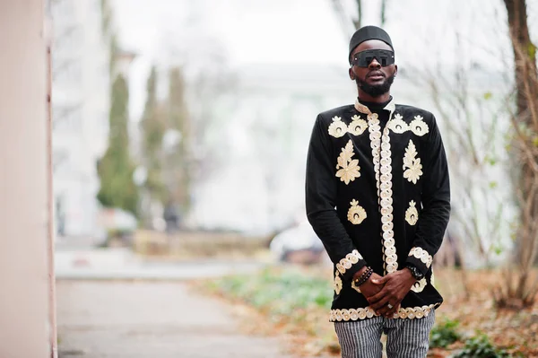 Мега Стильный Африканский Мужчина Традиционной Позе Куртки Модный Черный Парень — стоковое фото