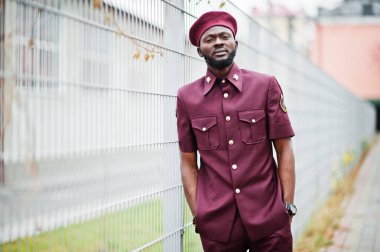 Kırmızı üniformalı ve bereli Afro-Amerikan askerinin portresi.