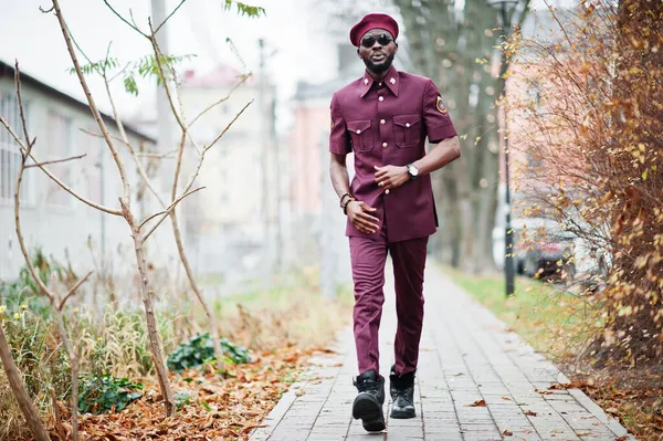 Portret Van Afro Amerikaanse Militair Rood Uniform Zonnebril Baret — Stockfoto