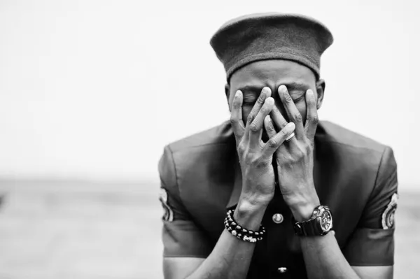 Dolor Guerra Retrato Militar Afroamericano Uniforme Rojo Boina Cubre Cara — Foto de Stock