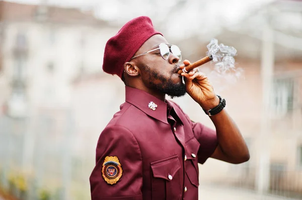 Retrato Del Militar Afroamericano Uniforme Rojo Sungalasses Boina Capitán Humo —  Fotos de Stock
