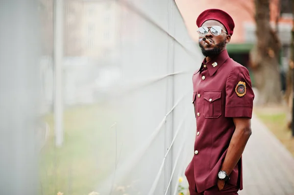 Afrikai Amerikai Katona Portréja Piros Egyenruhában Napszemüvegben Svájcisapkában Füstszivar Kapitány — Stock Fotó
