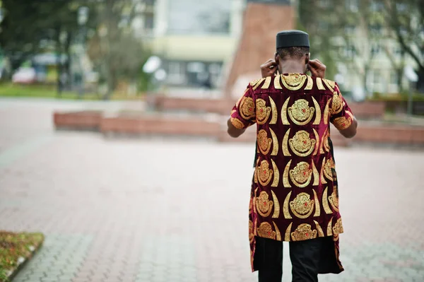 Задняя Часть Африканского Стильный Красивый Мужчина Традиционной Одежде Черной Шапке — стоковое фото