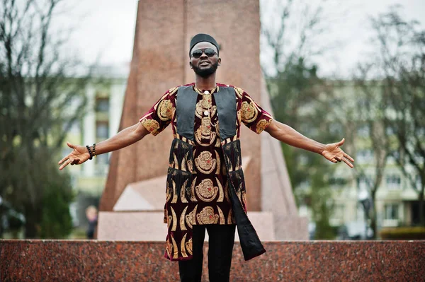 Africano Elegante Guapo Hombre Traje Tradicional Gafas Sol Gorra Negra — Foto de Stock