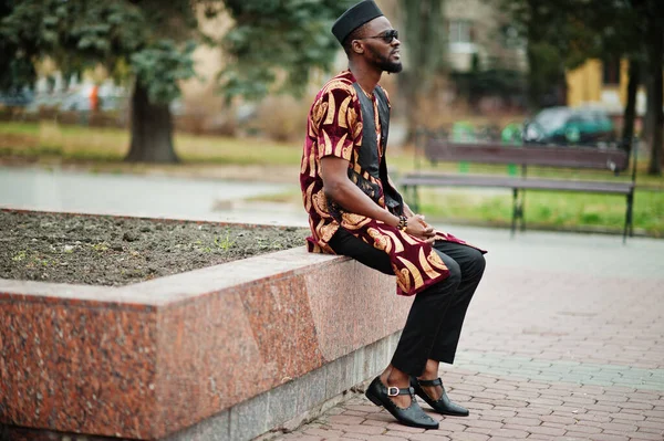 アフリカのスタイリッシュでハンサムな男で伝統的な衣装と黒のキャップ立って屋外 — ストック写真