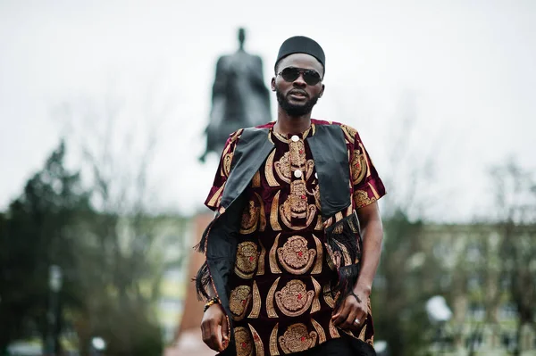 アフリカのスタイリッシュでハンサムな男で伝統的な衣装と黒のキャップ立って屋外 — ストック写真