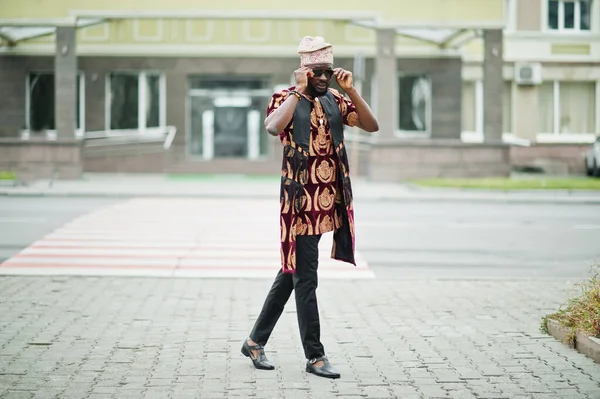 Afrikansk Stilig Och Stilig Man Traditionell Outfit Och Mössa Stående — Stockfoto