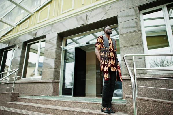 Afrikaanse Stijlvolle Knappe Man Traditionele Outfit Buiten Staan — Stockfoto