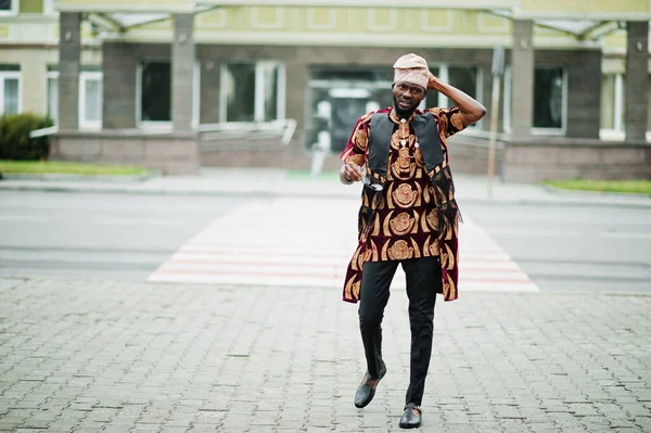 Afrikansk Stilig Och Stilig Man Traditionell Outfit Och Mössa Stående — Stockfoto
