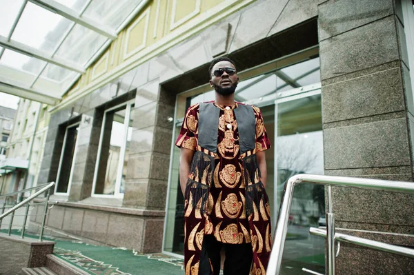 Afryki Stylowy Przystojny Mężczyzna Tradycyjnym Stroju Okulary Przeciwsłoneczne Stojące Zewnątrz — Zdjęcie stockowe