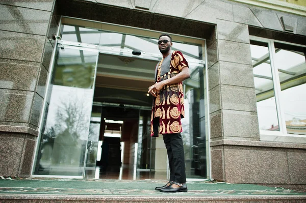 Afrikaanse Stijlvolle Knappe Man Traditionele Outfit Zonnebril Buiten Staan — Stockfoto