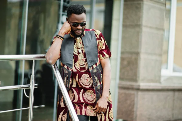 Afrikaanse Stijlvolle Knappe Man Traditionele Outfit Zonnebril Buiten Staan — Stockfoto
