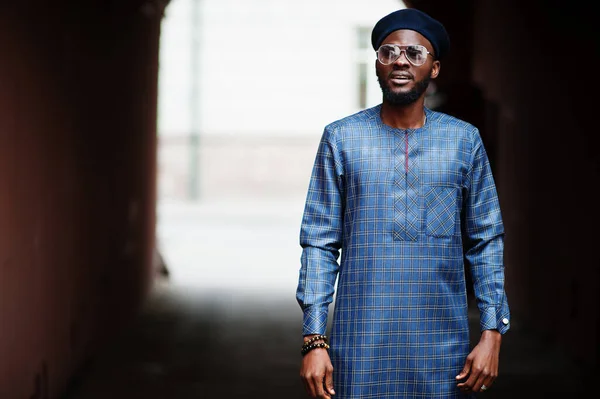 Africano Con Traje Azul Auténtico Anteojos Boina Hombre Nigeriano Moda — Foto de Stock