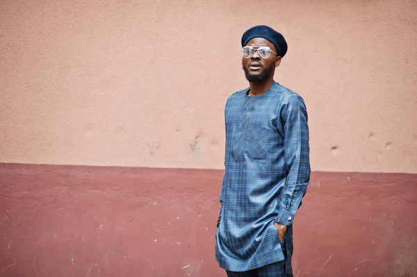 Africano Con Traje Azul Auténtico Anteojos Boina Hombre Nigeriano Moda — Foto de Stock