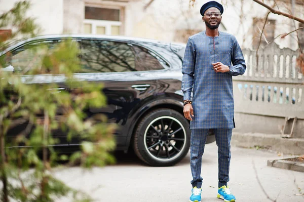 Africano Con Traje Azul Auténtico Anteojos Boina Hombre Nigeriano Moda — Foto de Stock